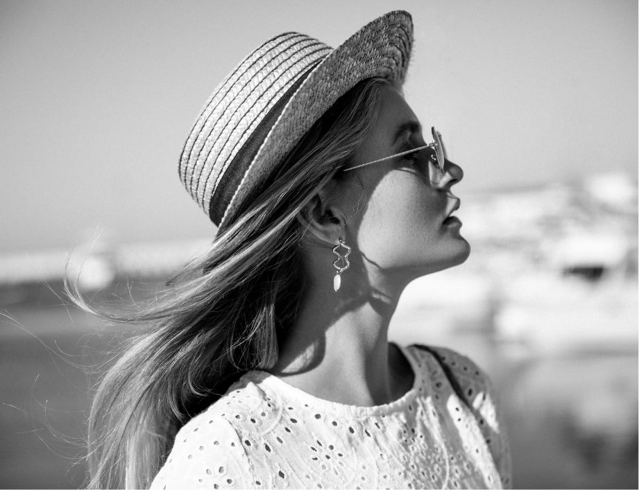 Schwarz Weiss Bild von Dame mit Hut und Sonnenbrille