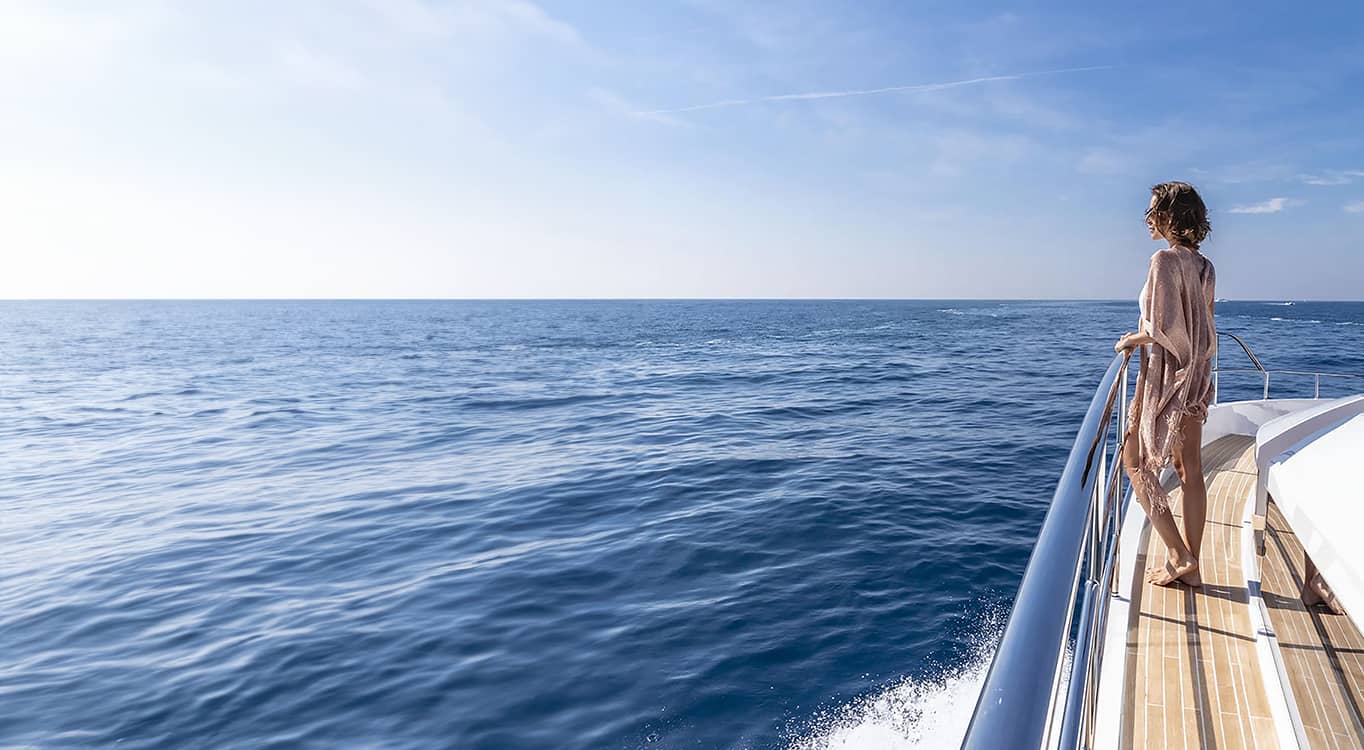 Yacht Experience - Dame auf Yacht mit Blick auf das Meer